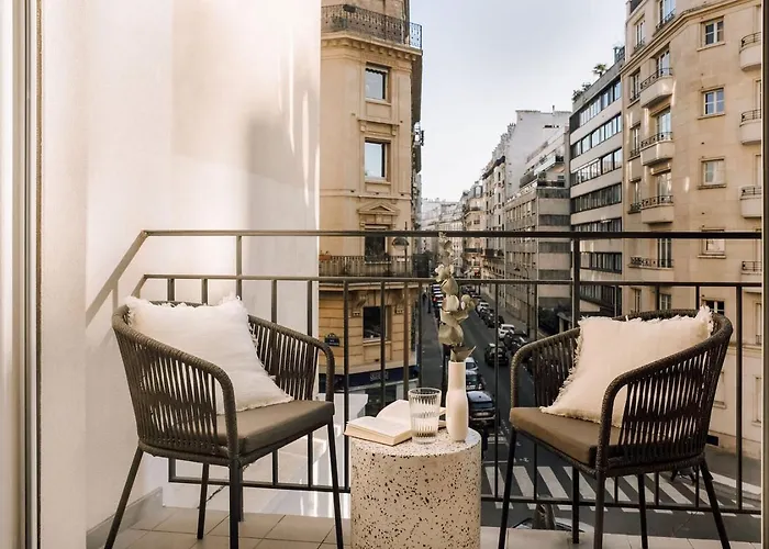 Nuria - Et Balcon à Auteuil *