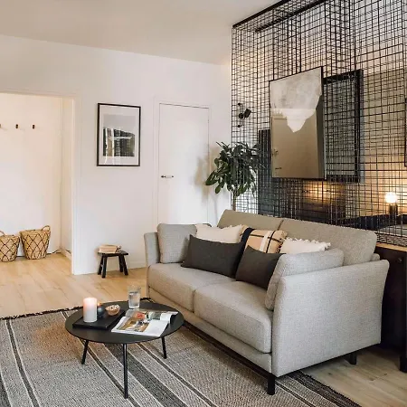 Nuria - Et Balcon à Auteuil Paris